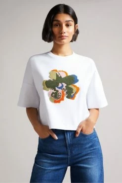 Ted Baker Zsarah White Flower Cropped T-Shirt -Tedbaker Sales 2024 unnamed file 2120